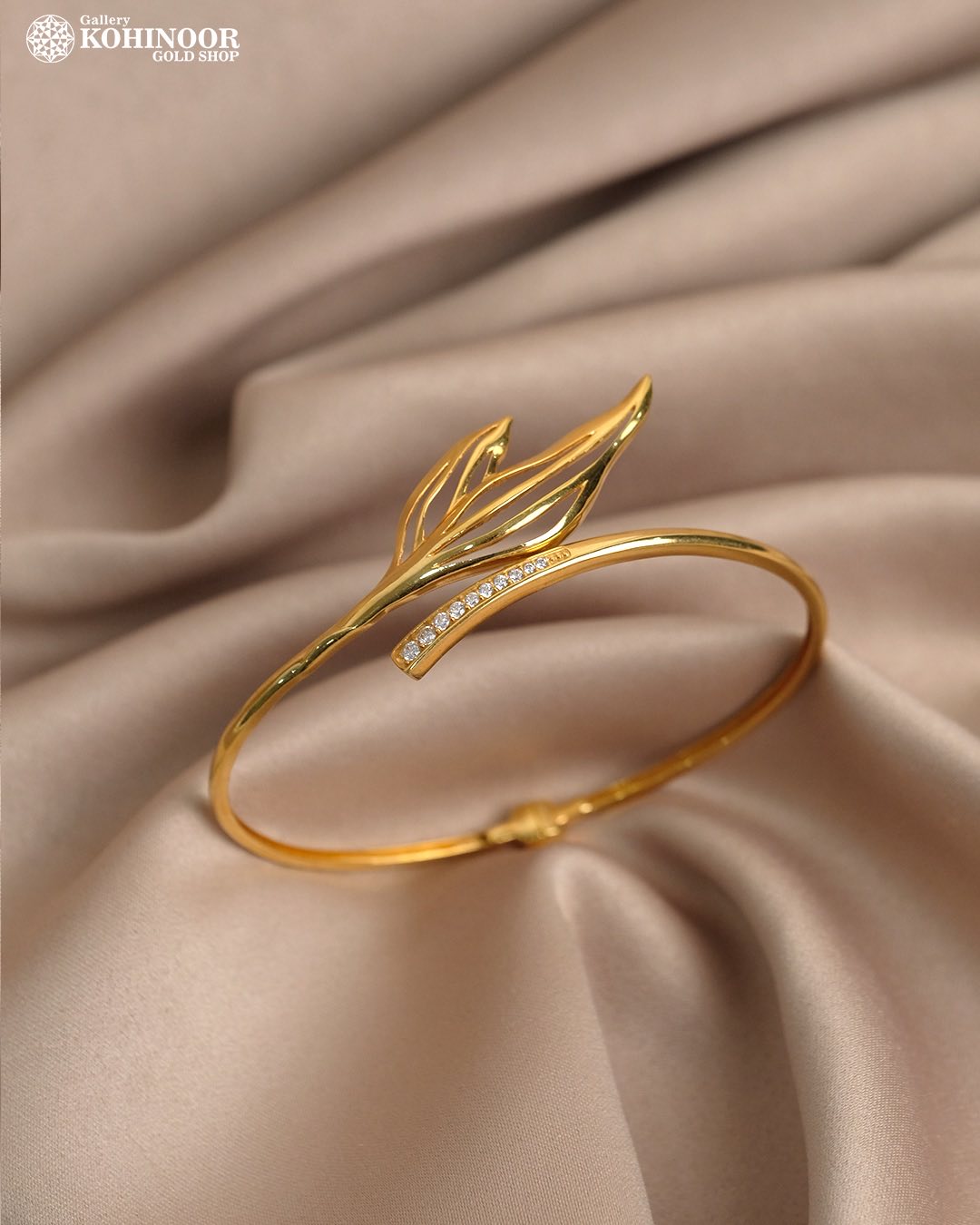 ✨ Keanggunan dalam setiap detail.Gelang emas dengan desain daun elegan, dipadu kilauan permata yang memikat.Sempurna untuk menyempurnakan penampilan Anda di setiap momen spesial. 🌿💎Gelang : GL-YDXE-23 I 10.030 GR I Size 5,5 CM📩More Info :Whatsapp : 087869999909📍Kunjungi kami di Gallery Kohinoor : Jl. Sulawesi No.106 - 108, Dauh Puri Kangin, Kec. Denpasar Barat, Bali.#GalleryKohinoor #Natureajewelry #LuxuryStyle #ElegantTouch #PerhiasanEmas #JewelryInspiration#Tokoemasmurah#GelangBangle#GelangEmas#NatureLook