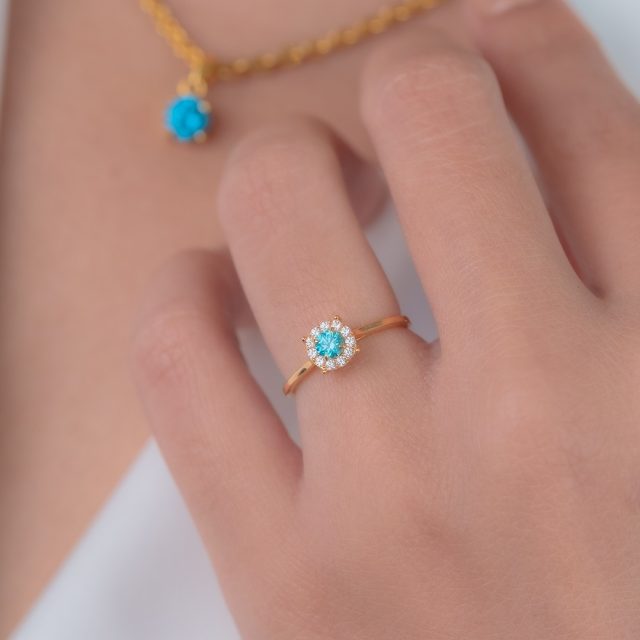 Lengkapi tampilan hari raya mu dengan oneset Blue Solitaire. 
.
Dapatkan koleksi perhiasan emas model terbaru hanya di @gallerykohinoor
ALWAYS YOUNG & STAY GOLD🌟💫
.
.
More Info : ⤵️⤵️⤵️
Whatsapp :  087869999909 
Our outlets :
Gallery Kohinoor : Jl. Sulawesi No. 106-108, Denpasar, Bali. (0361)237925
.
New Gallery Kohinoor : Jl. Sulawesi No. 80, Denpasar, Bali. (0361)8486111
.
Gallery Kohinoor Teuku Umar : Jl. Teuku umar No. 14, Denpasar, Bali. (0361)8488999
.
.
#gallerykohinoor #goldshopbali #tokoemasbali #antam #goldjewellry 
TRUSTED GOLD SHOP GALLERY KOHINOOR ⭐ GET THE BEST DESIGNS AND MODELS WITH THE BEST PRICE AND LOTS OF CHOICES HERE 💗