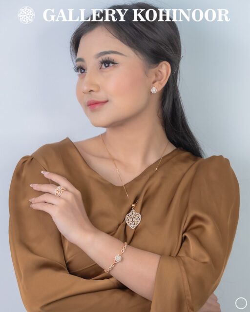 Tampil menawan dengan koleksi perhiasan Gallery Kohinoor
.
.
Dapatkan koleksi perhiasan emas model terbaru hanya di @gallerykohinoor
ALWAYS YOUNG & STAY GOLD🌟💫
.
.
More Info : ⤵️⤵️⤵️
Whatsapp : 087869999909
Our outlets :
Gallery Kohinoor : Jl. Sulawesi No. 106-108, Denpasar, Bali. (0361)237925
.
New Gallery Kohinoor : Jl. Sulawesi No. 80, Denpasar, Bali. (0361)8486111
.
Gallery Kohinoor Teuku Umar : Jl. Teuku umar No. 14, Denpasar, Bali. (0361)8488999
.
.
#gallerykohinoor #goldshopbali #tokoemasbali #antam #goldjewellry
TRUSTED GOLD SHOP GALLERY KOHINOOR ⭐ GET THE BEST DESIGNS AND MODELS WITH THE BEST PRICE AND LOTS OF CHOICES HERE 💗