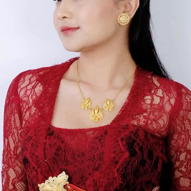 Seperti emas yang tak pernah kehilangan nilainya, semangat perempuan Indonesia pun tak pernah pudar sejak Hari Kartini.

Dari generasi ke generasi, perempuan terus menempa diri menjadi kuat, tangguh, dan berharga dengan caranya sendiri.
Hari ini bukan hanya tentang mengenang, tapi juga melanjutkan perjuangan dengan percaya diri dan penuh cahaya.

Selamat Hari Kartini ✨
Karena setiap perempuan adalah emas yang layak bersinar.